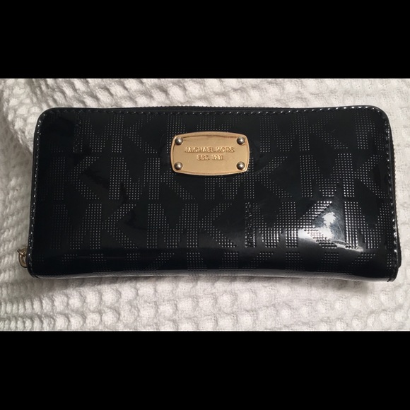 Michael Kors Handbags - Michael Kors Jet Set Wallet Signature Black